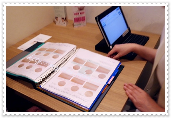 カウンセリングルームで説明してくれる脱毛士さん